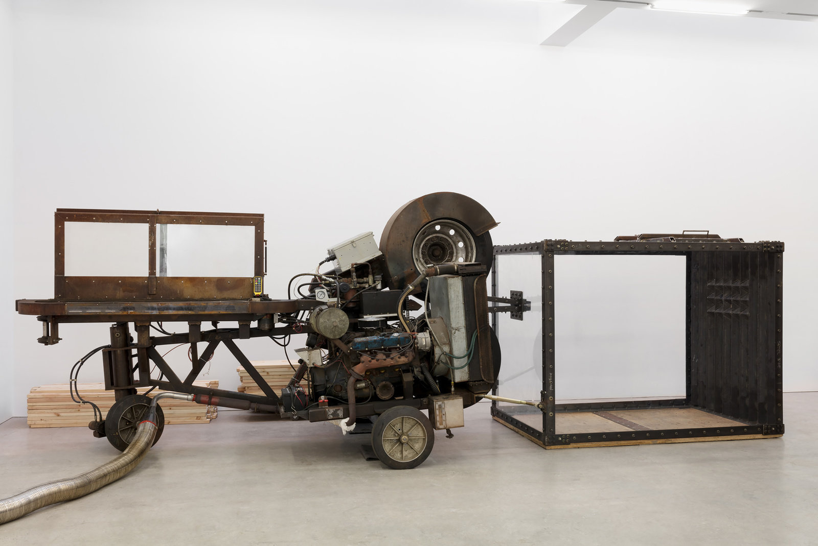 Srl, pitching machine (view 2), 1999 2017, steel, cast iron, aluminum, rubber, plastic and remote control, 98 x 87 x 179 in., 248.9 x 221 x 454.7 cm, cnon 59.697 pierre le hors