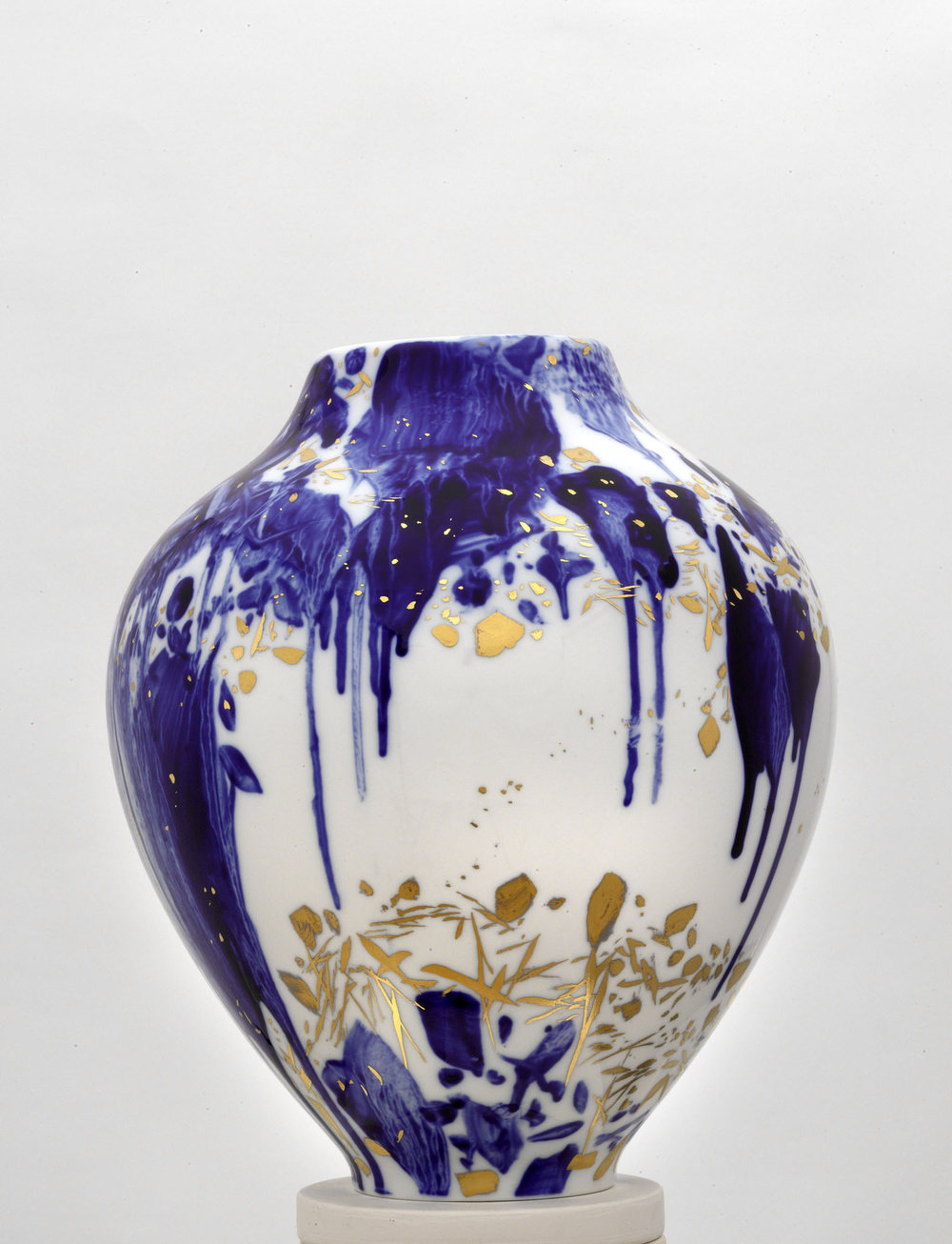 Chu teh chun, de neige, d’or, et d’azur, vase 3, (view 1), 2007 2008, porcelain, h 14 58, d 11 34  in