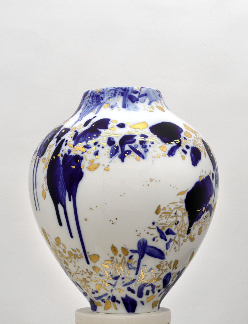 Chu teh chun, de neige, d’or, et d’azur, vase 3, (view 2), 2007 2008, porcelain, h 14 58, d 11 34  in