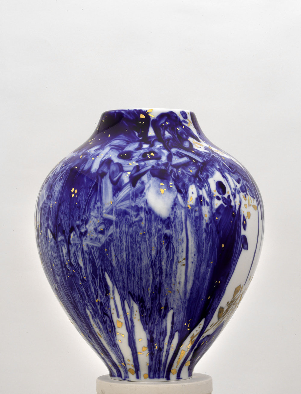 Chu teh chun, de neige, d’or, et d’azur, vase 3, (view 4), 2007 2008, porcelain, h 14 58, d 11 34  in