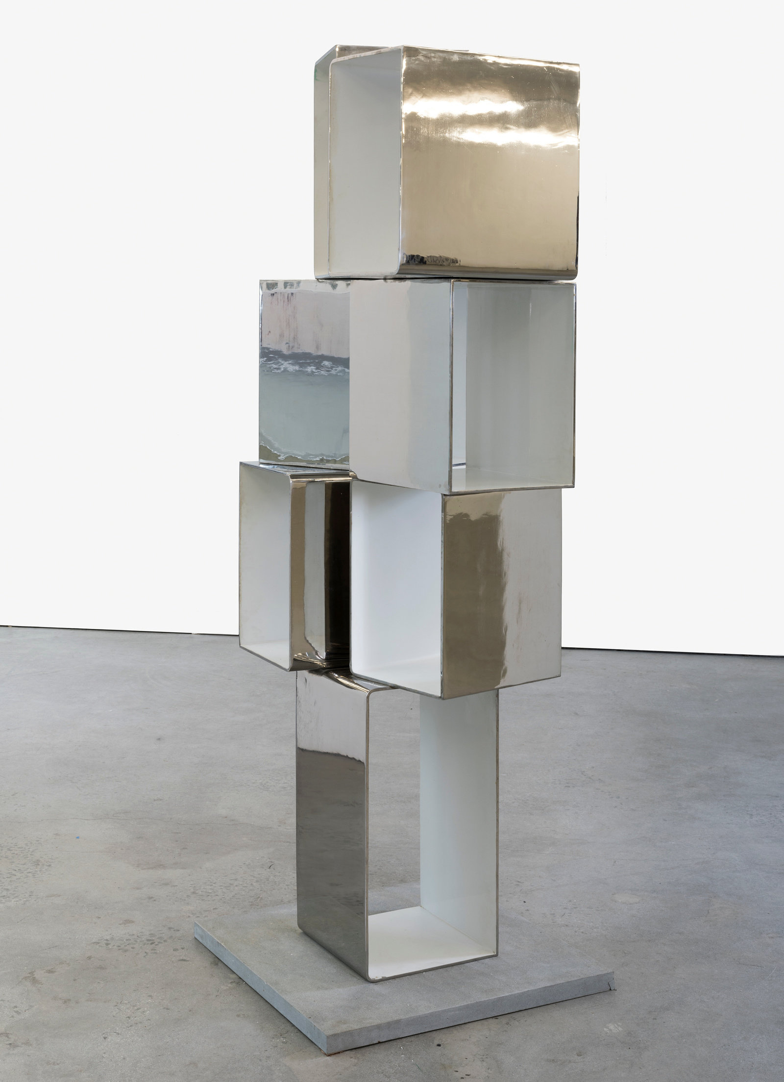 Pepper, prisms, 1969, stainless steel and isofan white paint, 82.63 x 37.38 x 29.5 in. 210 x 95 x 75 cm non 56.949