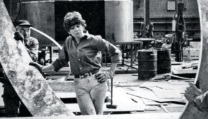 Beverly Pepper at an Italian foundry, ca. 1960s.